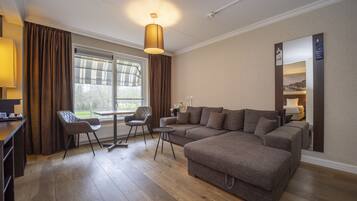 Caja fuerte, escritorio, wifi gratis y ropa de cama