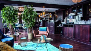 A bar area with seating, bar counter, and bar stools. - Fletcher Hotel-Restaurant Arneville-Middelburg (Middelburg)
