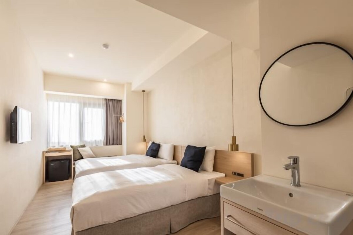 Premium bedding, desk, blackout drapes, soundproofing