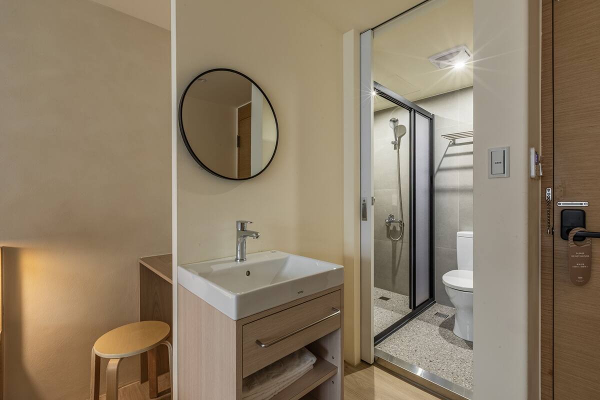 triple room | bathroom | free toiletries, hair dryer, slippers, towels