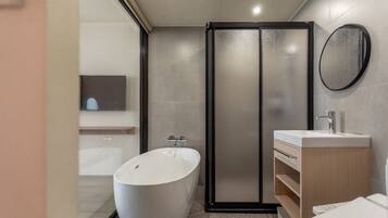 Deluxe Suite | Bathroom | Free toiletries, hair dryer, slippers, towels