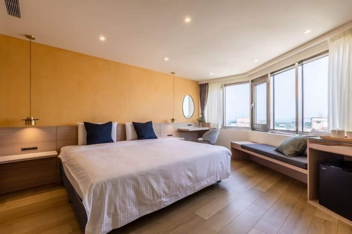 Premium bedding, desk, blackout drapes, soundproofing