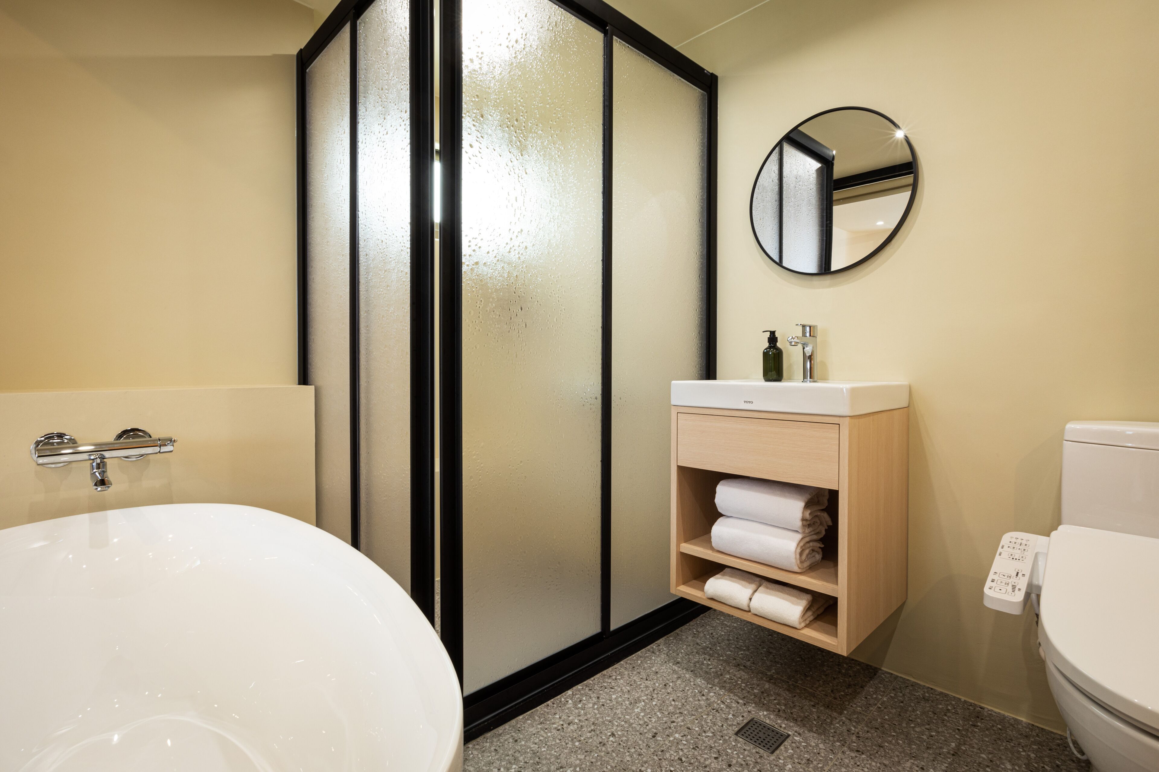 deluxe suite with ocean view | bathroom | free toiletries, hair dryer, slippers, towels