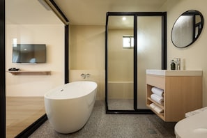 Deluxe Suite | Bathroom