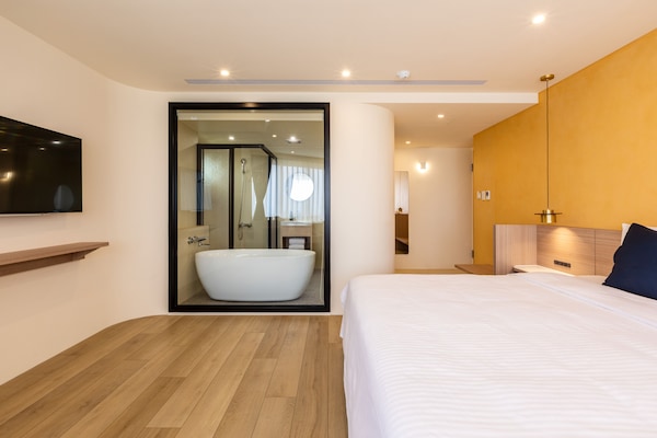 Deluxe Suite with Ocean View | Premium bedding, desk, blackout drapes, soundproofing