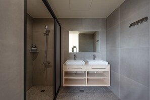Habitació quàdruple Deluxe | Bany | Articles de tocador gratuïts, assecador de cabells i sabatilles 