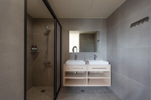 Deluxe Quadruple Room | Bathroom | Free toiletries, hair dryer, slippers, towels