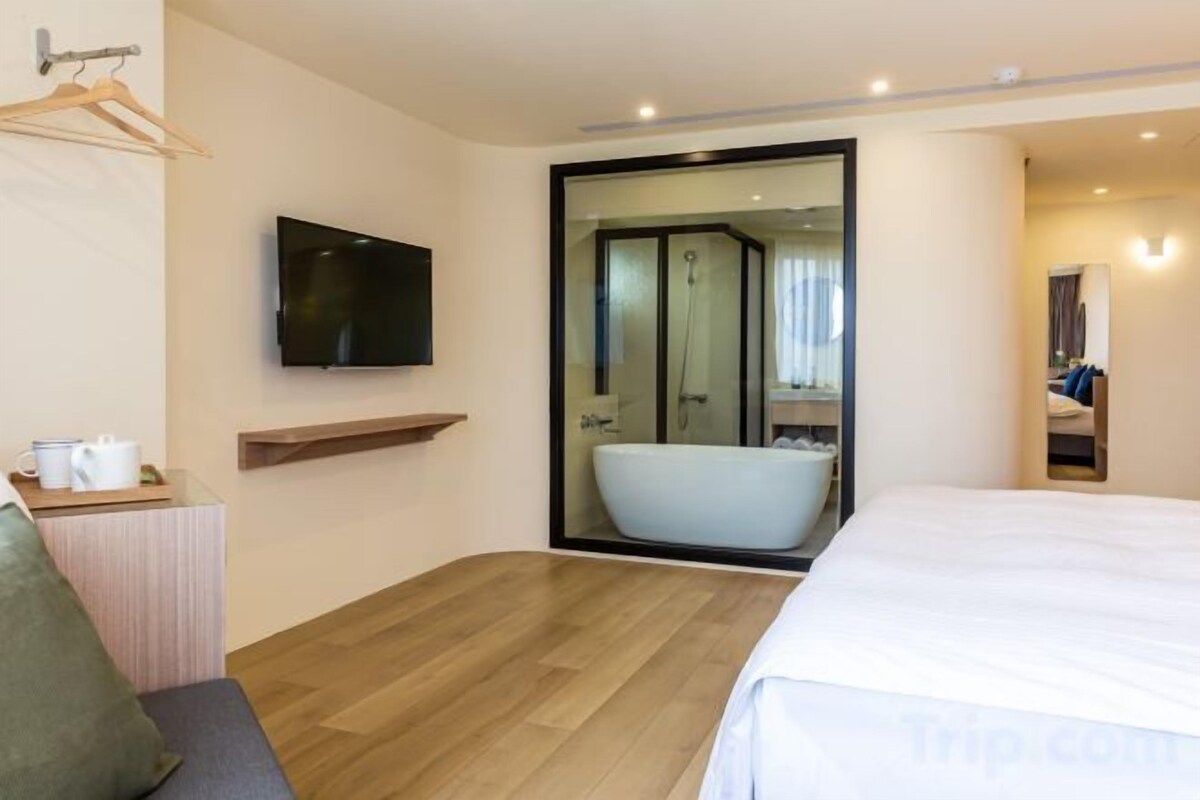 Premium bedding, desk, blackout drapes, soundproofing