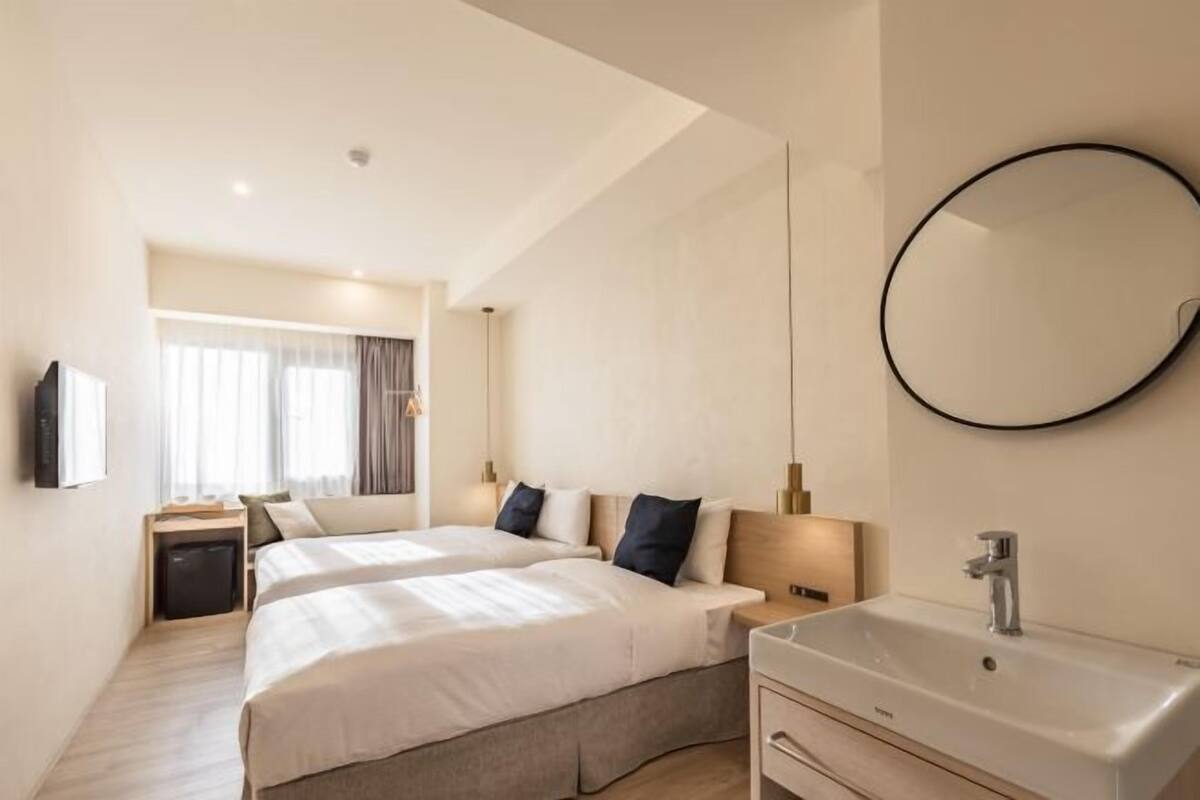 Premium bedding, desk, blackout drapes, soundproofing