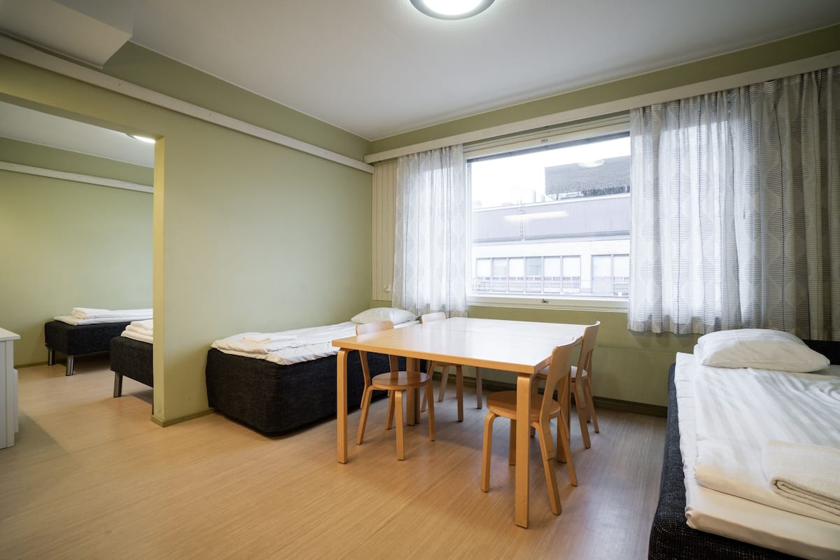 Basic Quadruple Room | Desk, laptop workspace, bed sheets