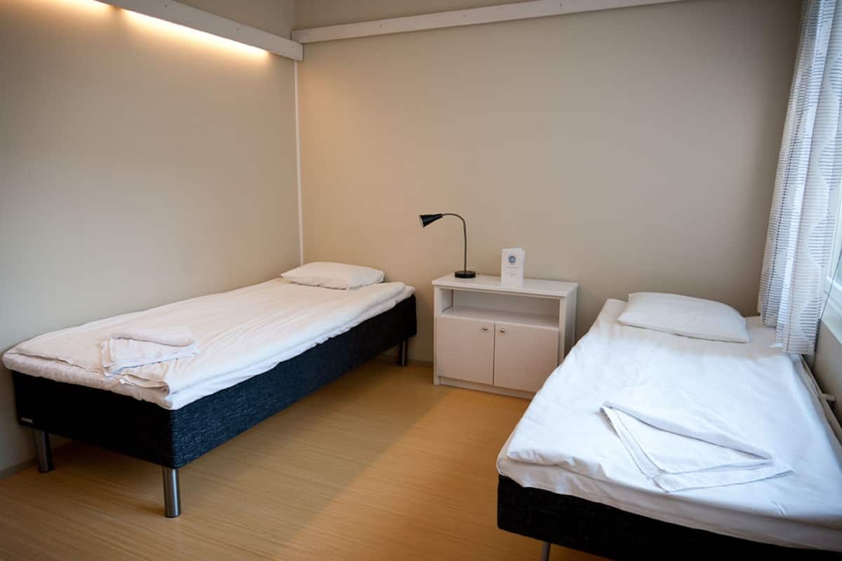 Twin Room | Desk, laptop workspace, bed sheets