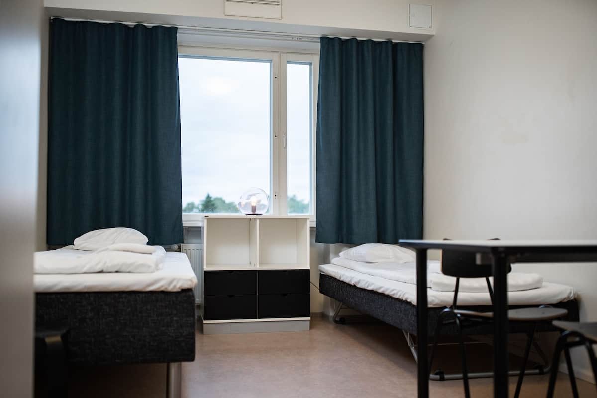 Comfort Twin Room | Desk, laptop workspace, bed sheets