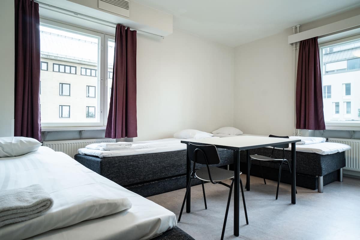 Comfort Triple Room | Desk, laptop workspace, bed sheets