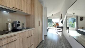 Premium-Doppelzimmer, Balkon, eingeschränkter Meerblick | Eigene Kochnische