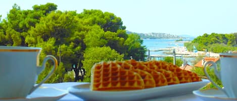 Superior tweepersoonskamer, balkon, gedeeltelijk uitzicht op zee | Uitzicht vanaf balkon