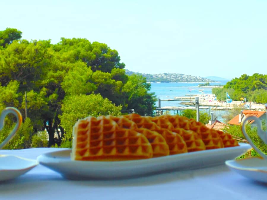 Habitación doble superior, balcón, vistas parciales al mar | Vistas del balcón