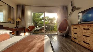 Estudio Deluxe, balcón, vista al parque | Sábanas italianas Frette, ropa de cama de alta calidad y edredón