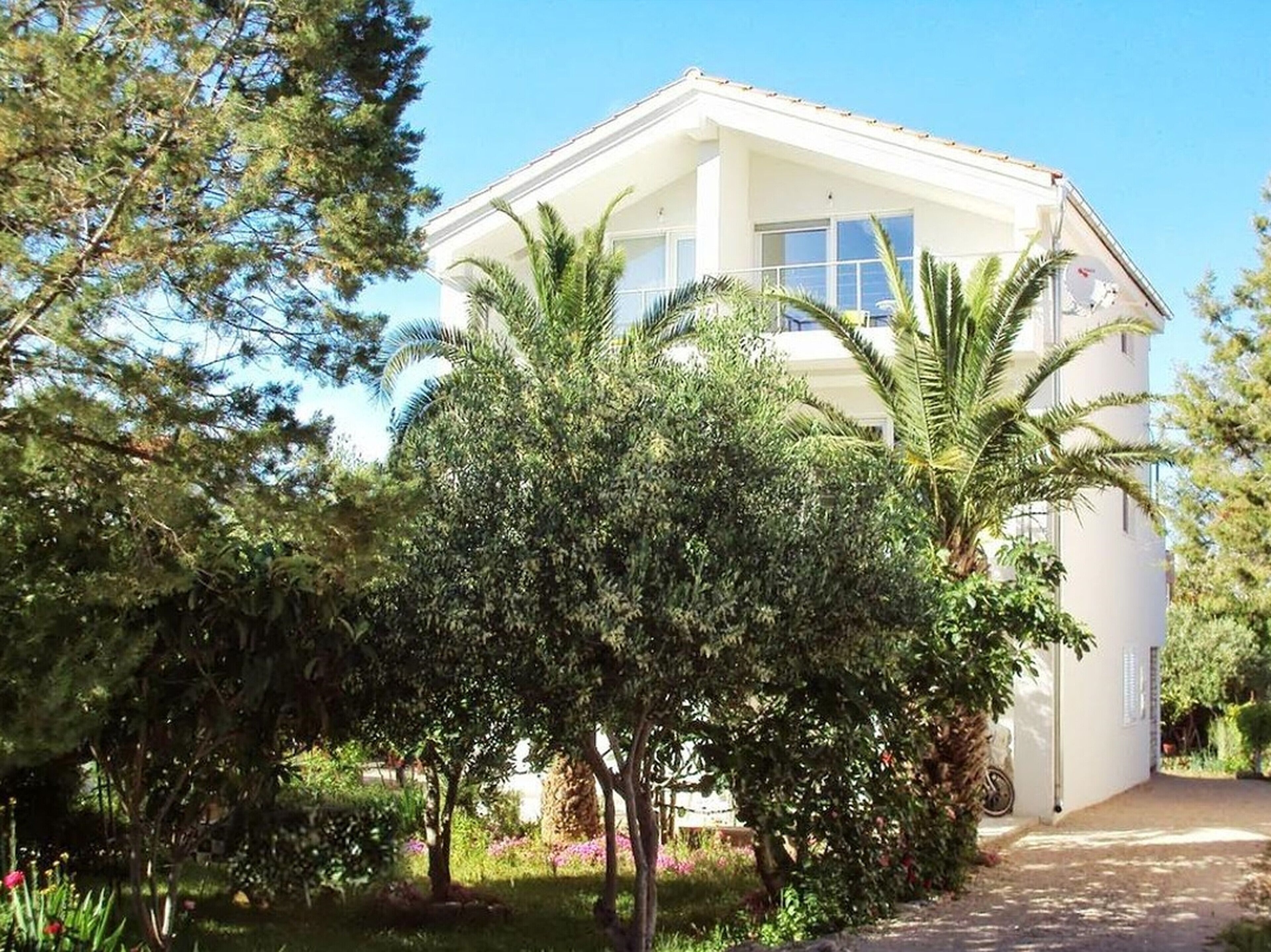 Vista frontal de la propiedad