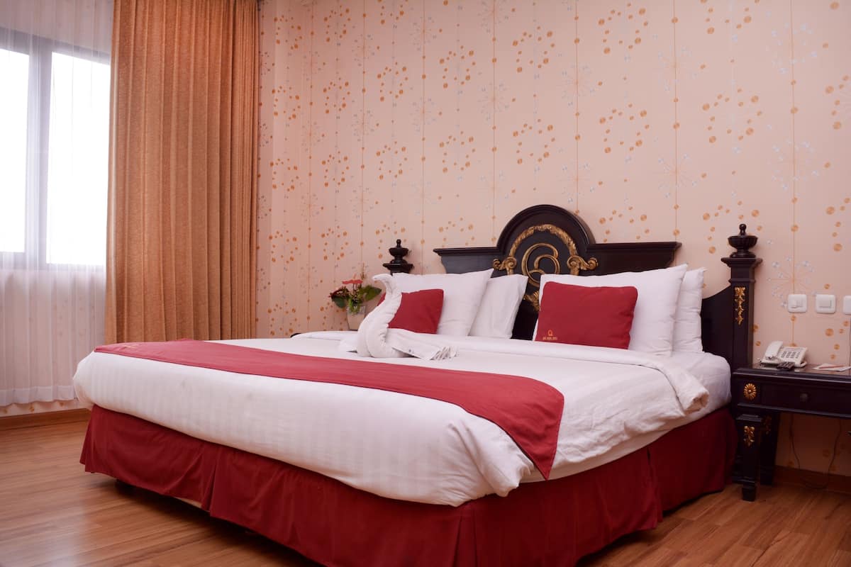 Premium bedding, desk, WiFi (free)