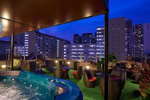 Outdoor spa tub - K2 Guesthouse Central (Singapore)