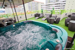 Outdoor spa tub - K2 Guesthouse Central (Singapore)