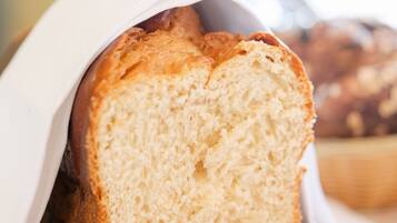 Sarapan prasmanan setiap hari (EUR 10 per orang)