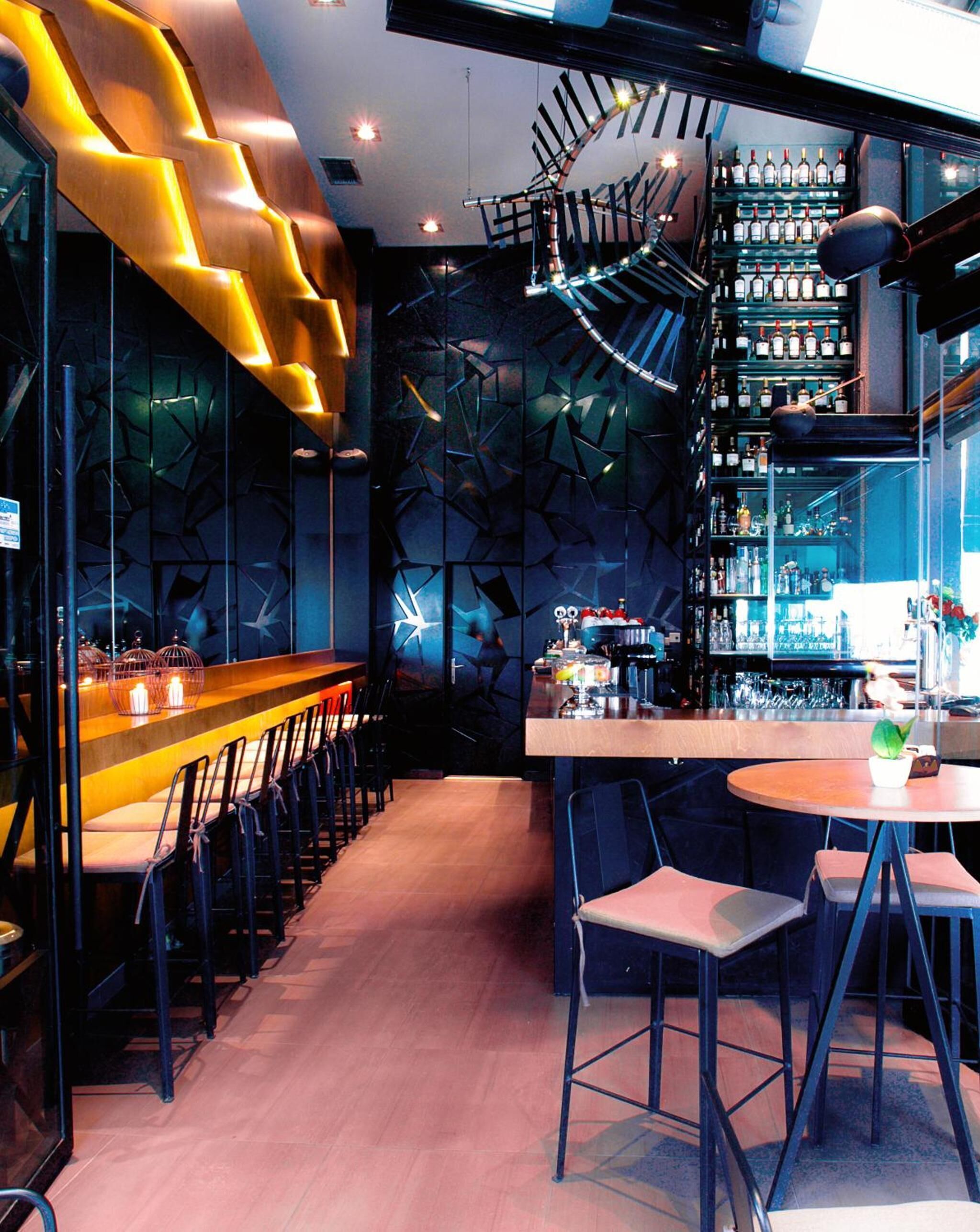 serves lunch, dinner and brunch