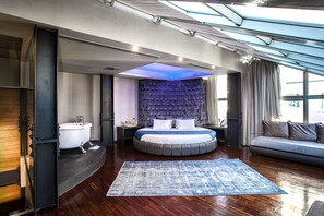 Suite, Jetted Tub, City View (Princess) | Premium bedding, minibar, in-room safe, desk - Diamond Suites (Thessaloniki)