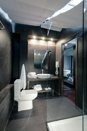 Suite, Jetted Tub, City View (Princess) | Bathroom | Designer toiletries, hair dryer, bathrobes, slippers - Diamond Suites (Thessaloniki)
