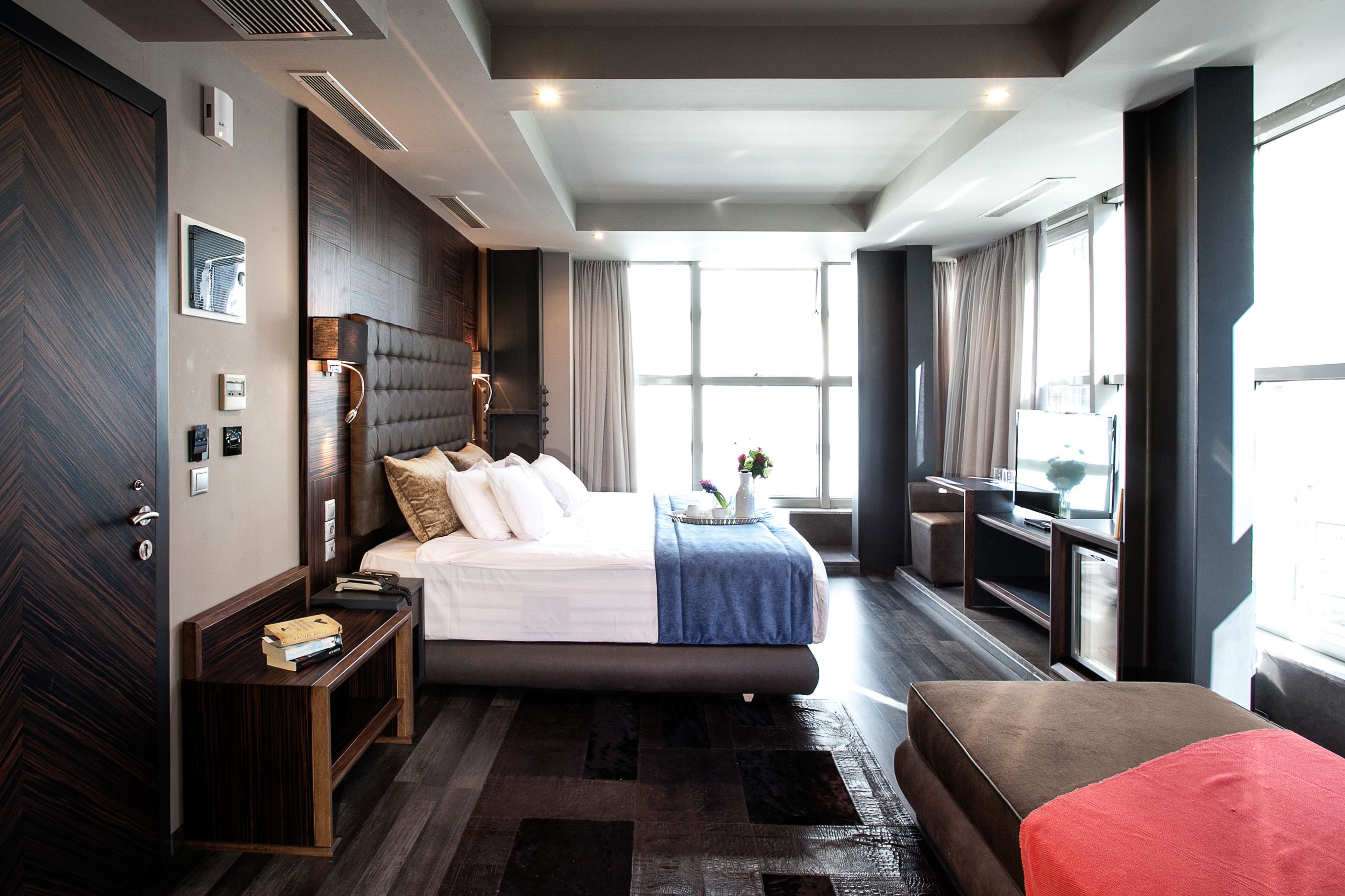 suite, jetted tub, city view (emerald) | premium bedding, minibar, in-room safe, desk