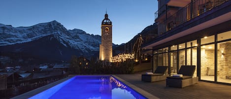 Una piscina al aire libre, sombrillas, tumbonas