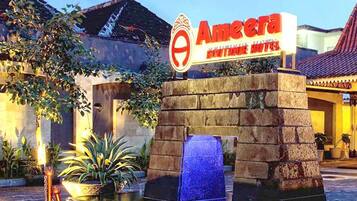 Majoituspaikan julkisivu illalla/yöllä