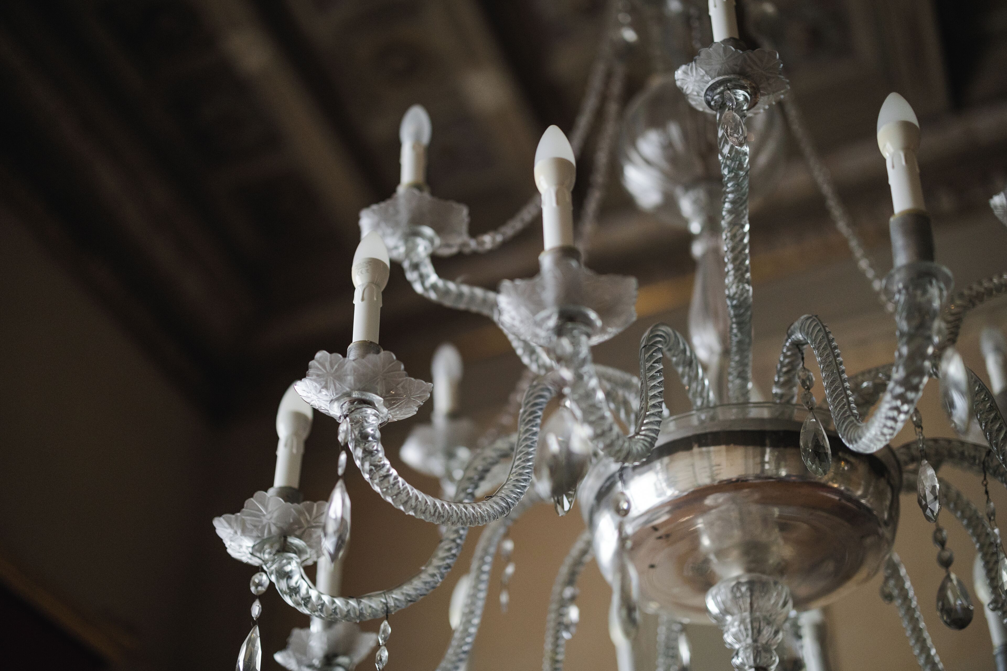 Un candelabro con múltiples brazos y lámparas que imitan velas.