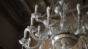 Un candelabro con múltiples brazos y lámparas que imitan velas.