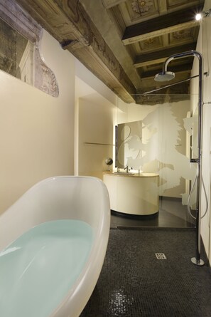 Designer toiletries, hair dryer, bathrobes, slippers - Leone Blu Suites | UNA Esperienze (Florence)
