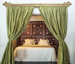 Frette Italian sheets, premium bedding, down duvets, pillow-top beds - Leone Blu Suites | UNA Esperienze (Florence)