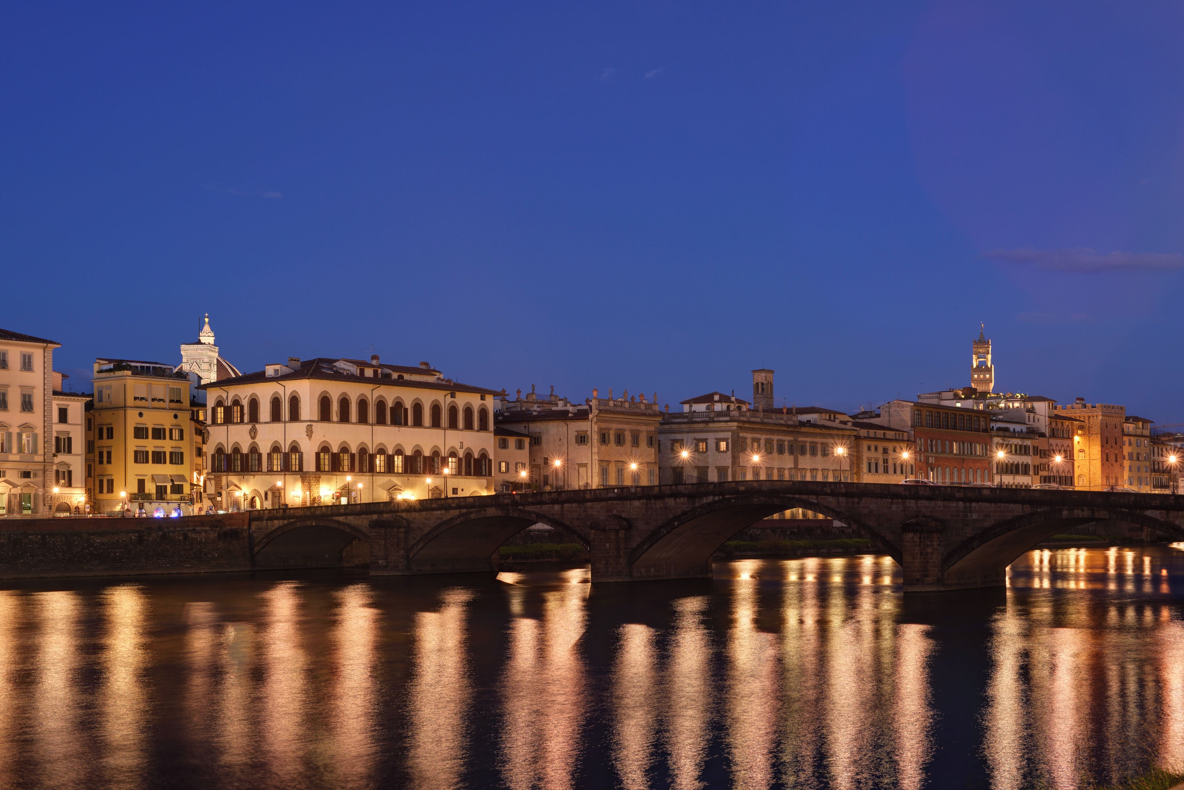 واجهة المنشأة - في المساء/الليل