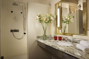 Designer toiletries, hair dryer, bathrobes, slippers - Leone Blu Suites | UNA Esperienze (Florence)