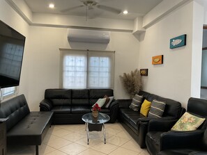 4 Bedrooms Pool Villa | Zona de estar | Televisión de pantalla plana de 42 pulgadas con canales por cable