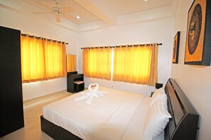 4 Bedrooms Pool Villa | 4 dormitorios, caja fuerte, cortinas opacas y camas supletorias