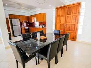 4 Bedrooms Pool Villa | Eigene Küche | Großer Kühlschrank, Mikrowelle, Ofen, Herdplatte