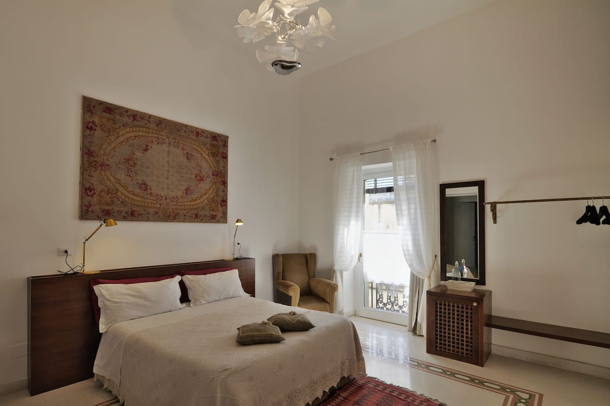 Quarto superior | 1 quarto, roupas de cama premium, escrivaninha, quartos à prova de som
