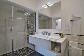 Superior Oda | Banyo | Duş, ücretsiz banyo/kozmetik ürünleri, saç kurutma makinesi, havlu 