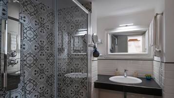 Superior-værelse | Badeværelse | Bruser, gratis toiletartikler, hårtørrer, håndklæder