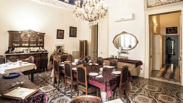 Sarapan prasmanan setiap hari (EUR 10 per orang)