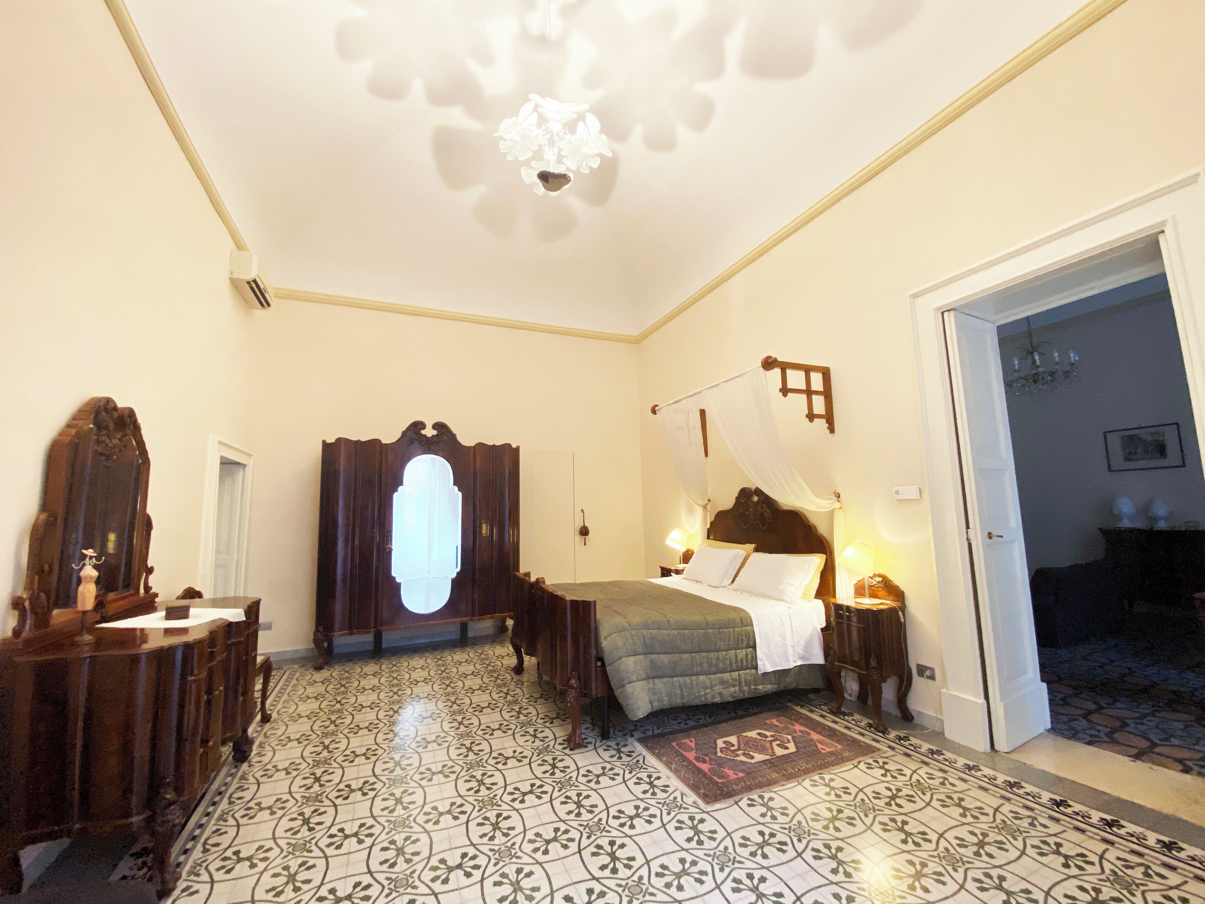 Premium bedding, desk, soundproofing, free WiFi