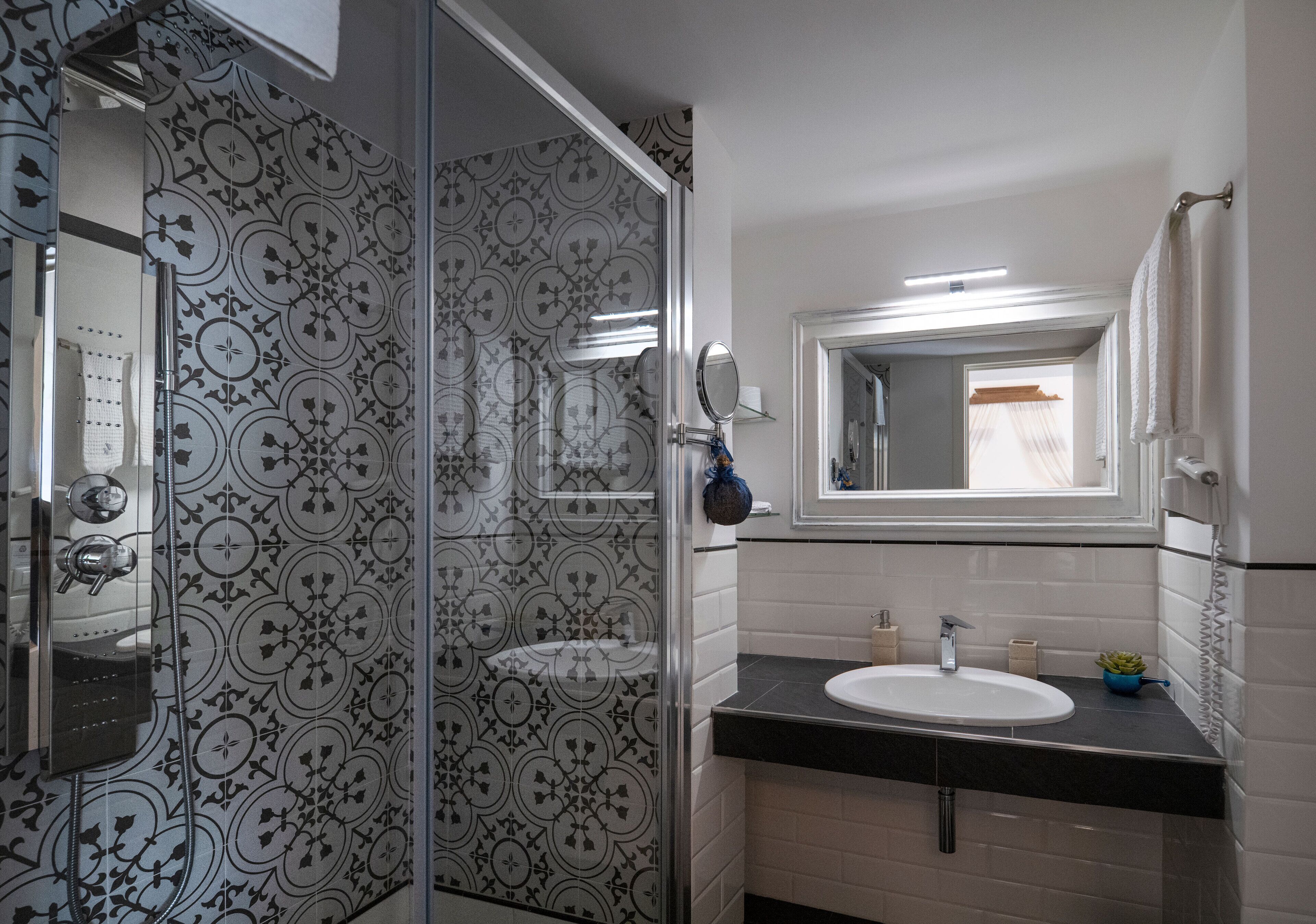 Douche, articles de toilette gratuits, sèche-cheveux
