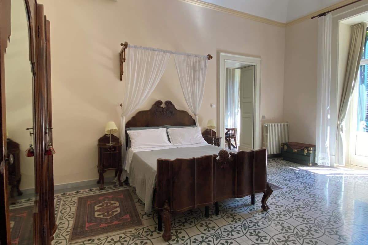 1 quarto, roupas de cama premium, escrivaninha, quartos à prova de som