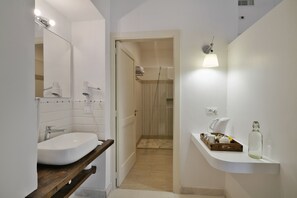 Superior Room | Bathroom | Shower, free toiletries, hair dryer, towels - Palazzo Rollo (Lecce)