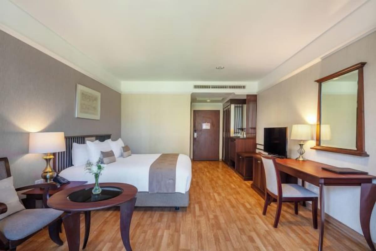 In-room safe, desk, blackout drapes, cribs (free)